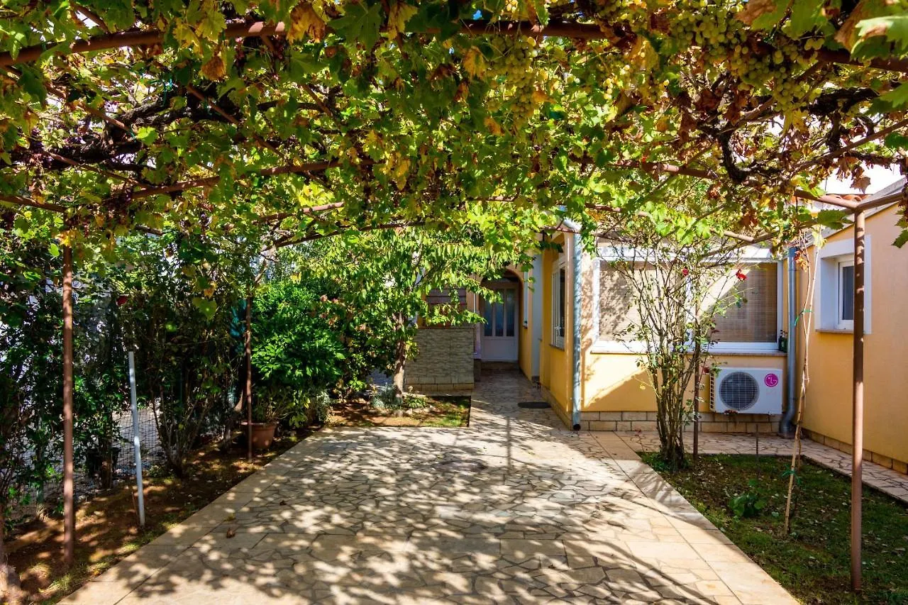 Apartments With A Parking Space Valbandon, Fazana - 7352